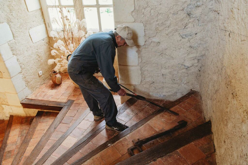 Ce mardi matin, une rampe d’escalier est en cours de fabrication par deux bénévoles au château de Maupassant à Vihiers par association Vihiers Patrimoine | La Voix Lyssoise - KÉVIN NICOULEAUD