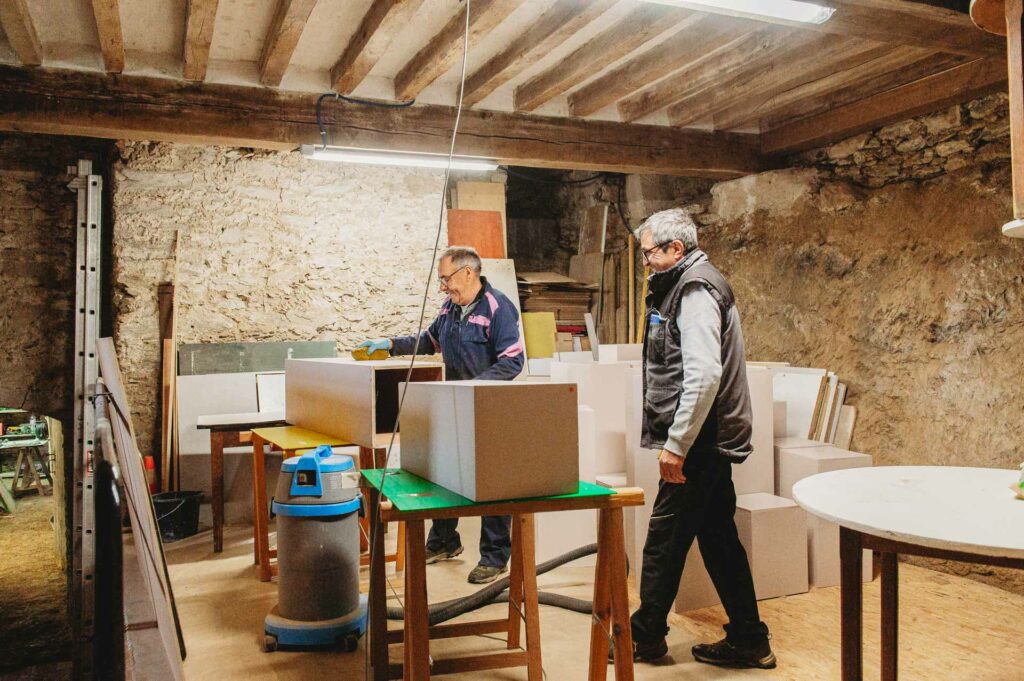 Mardi 28 avril, au Château de Maupassant à Vihiers, dans les ateliers installés au sous-sol historique du site, anciens artisans, volontaires ou passionnés d’histoire travaillent côte à côte | La Voix Lyssoise - KÉVIN NICOULEAUD
