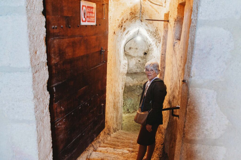 Mardi 28 avril, au Château de Maupassant à Vihiers, la présidente de l’association Vihiers Patrimoine explique : Quand on a commencé, c’était presque une ruine. | La Voix Lyssoise - KÉVIN NICOULEAUD