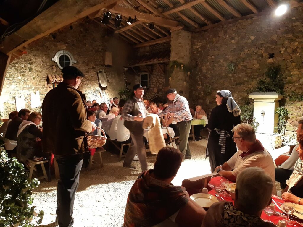 Les bénévoles d'AMILYS recréent un univers immersif pour chaque édition de leur dîner-spectacle. | AMILYS