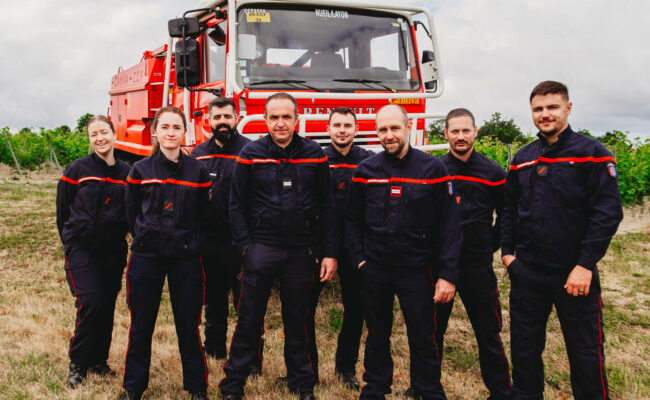 20260606 - Pompier-4-4-hd-KevinNicouleaudPhotographe (1) Samedi 6 juin , les sapeurs-pompiers de Nueil-sur-Layon ont réalisé leur traditionnelle photo de calendrier avec l’engagement de soutenir cette année encore l'Œuvre des Pupilles. | La Voix Lyssoise - KÉVIN NICOULEAUD