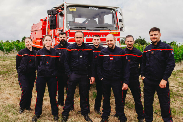 Samedi 6 juin , les sapeurs-pompiers de Nueil-sur-Layon ont réalisé leur traditionnelle photo de calendrier avec l’engagement de soutenir cette année encore l'Œuvre des Pupilles. | La Voix Lyssoise - KÉVIN NICOULEAUD