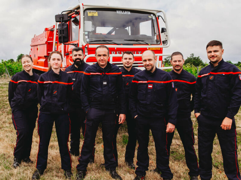 20260606 - Pompier-4-4-hd-KevinNicouleaudPhotographe (1) Samedi 6 juin , les sapeurs-pompiers de Nueil-sur-Layon ont réalisé leur traditionnelle photo de calendrier avec l’engagement de soutenir cette année encore l'Œuvre des Pupilles. | La Voix Lyssoise - KÉVIN NICOULEAUD