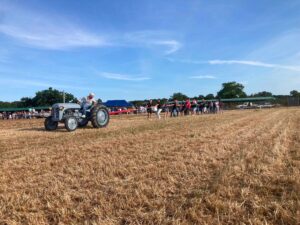 Dimanche 7 juin, près de 90 tracteurs anciens et plusieurs véhicules de collection étaient réunis à Montilliers pour la cinquième édition des Vieux Tracteurs du Lys. | Vieux Tracteurs du Lys