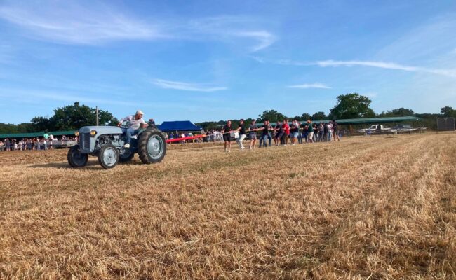 Dimanche 7 juin, près de 90 tracteurs anciens et plusieurs véhicules de collection étaient réunis à Montilliers pour la cinquième édition des Vieux Tracteurs du Lys. | Vieux Tracteurs du Lys